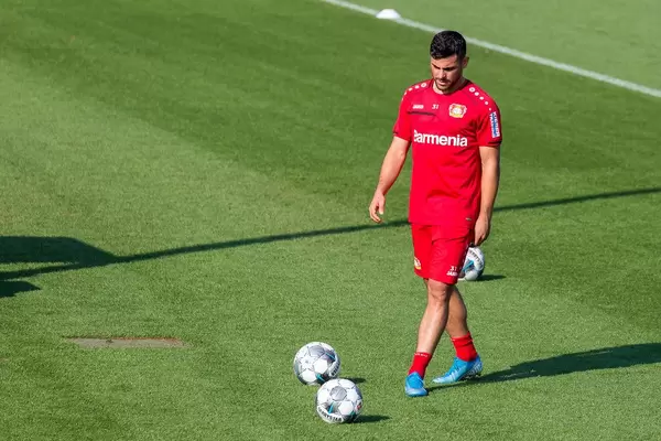 Mittelstürmer Kevin Volland trainiert mit Derbystar-Fußbällen draußen auf dem Fußballplatz