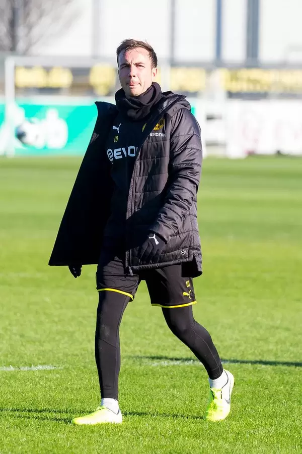 Mittelstürmer und Weltmeister Mario Götze in Einzelaufnahme mit Winterjacke auf dem BVB Trainingsgelände