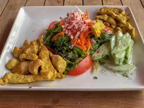 Mixed salad with stripes of turkey