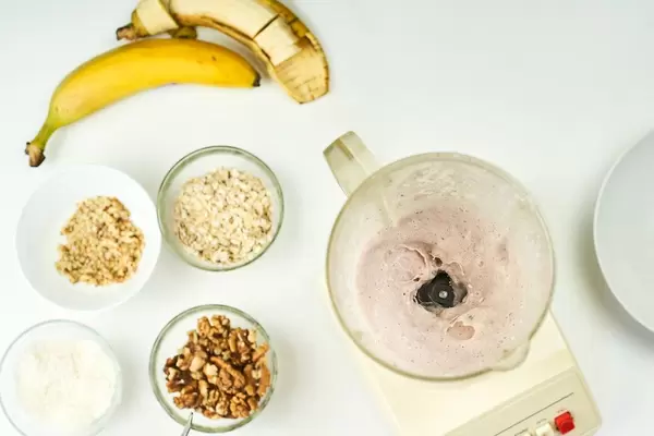 Mixing oatmeal and banana slices in the blender