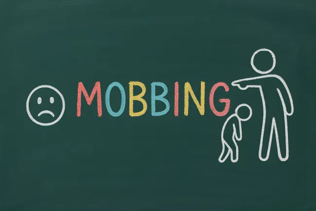 Mobbing-Symbol: Kreidetafel mit Emotionen und Figuren