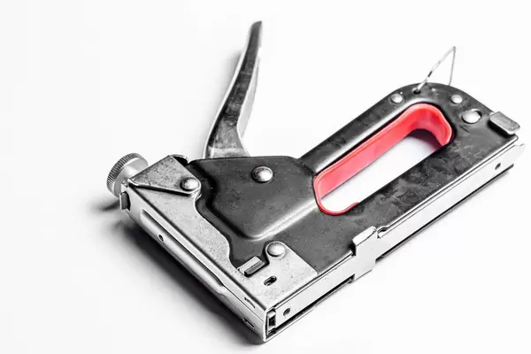 Möbelhefter auf weißem Hintergrund Nahaufnahme