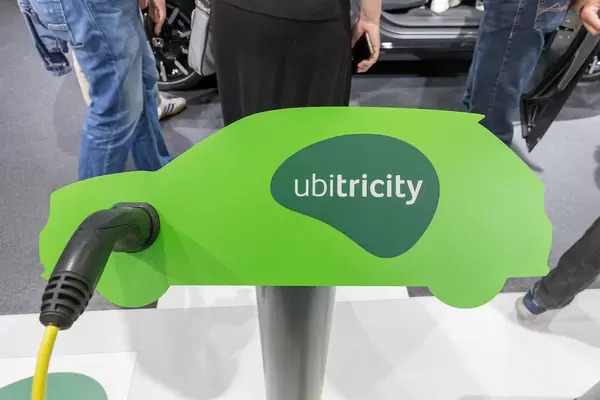 MobileCharging-System ubitricity: Berliner Start-up verwandelt Straßenlaternen in Ladesäulen