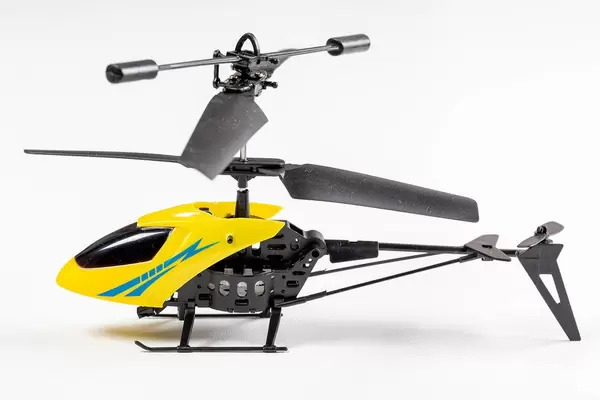 Modellhubschrauber als Spielzeug vor weißem Hintergrund