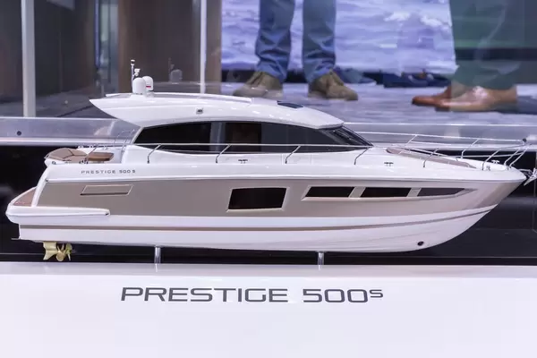 Modellnachbildung einer teuren, exklusiven Motoryacht in Messeausstellung