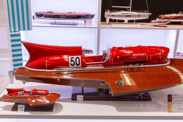 Modellnachbildungen des Wasserflugzeuges Arno XI mit Motor und Schriftzug von Ferrari