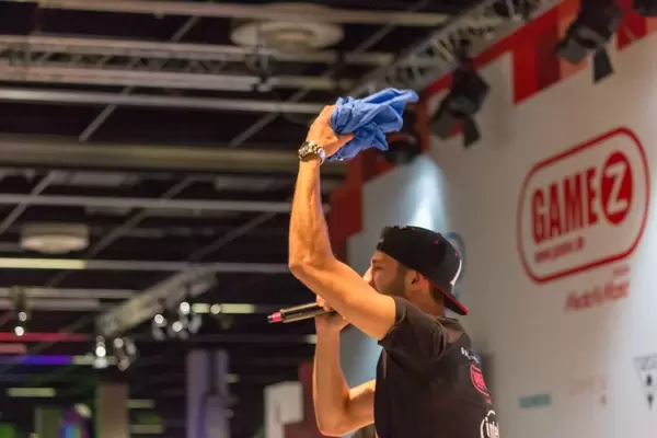 Moderator im Begriff ein T-Shirt ins Publikum zu werfen