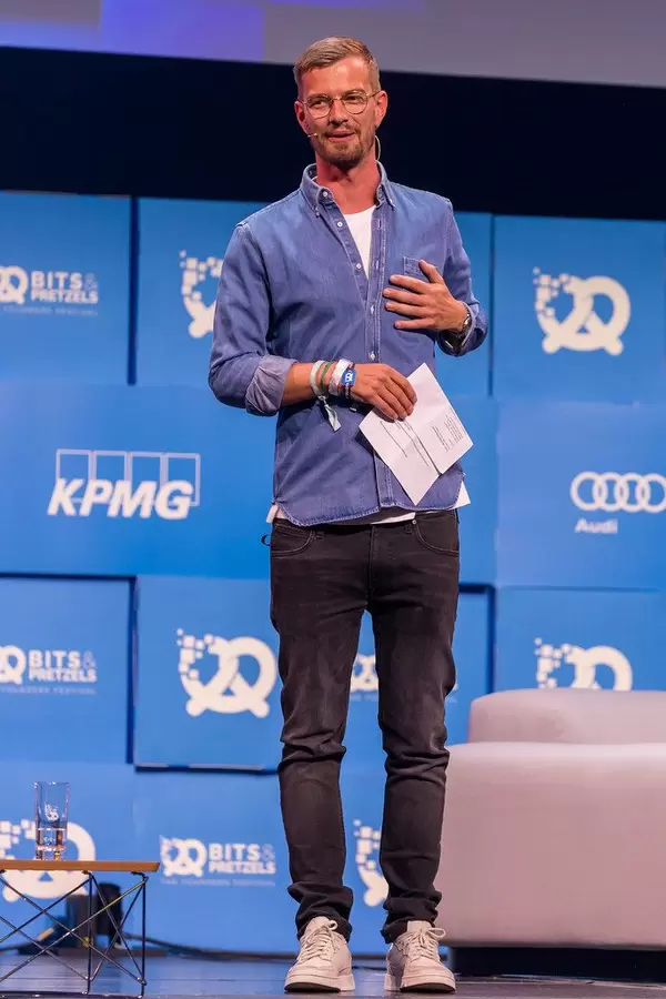 Moderator Joko Winterscheidt auf der Bühne bei der Bits & Pretzels Gründerkonferenz in München