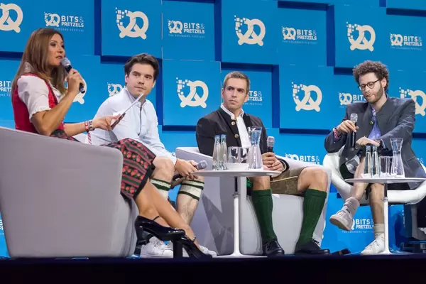 Moderatorin Sandra Thier, Philipp Lahm und sein Team von Fanmiles