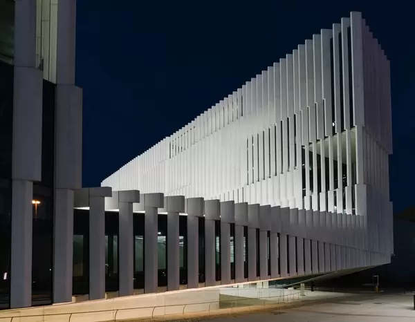 Modern architecture building in center of Lisbon / Modernes ArchitekturgebŠude im Zentrum von Lissabon