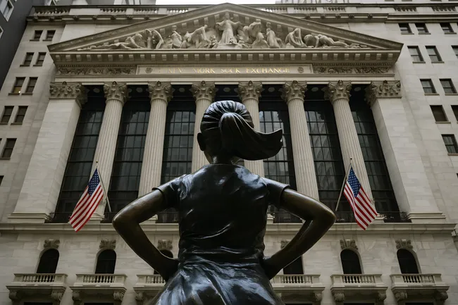 Moderne Bronzestatue vor historischer Börsenkulisse