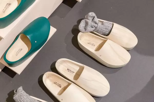 Moderne Designer-Holzschuhe nach Vorbild holländischer Klompen auf Pappelholz