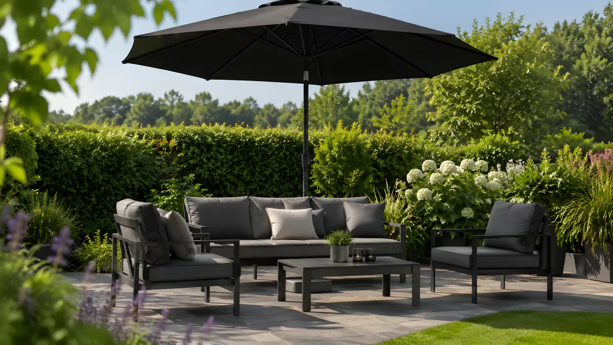 Moderne Gartenlounge mit schwarzem Sonnenschirm