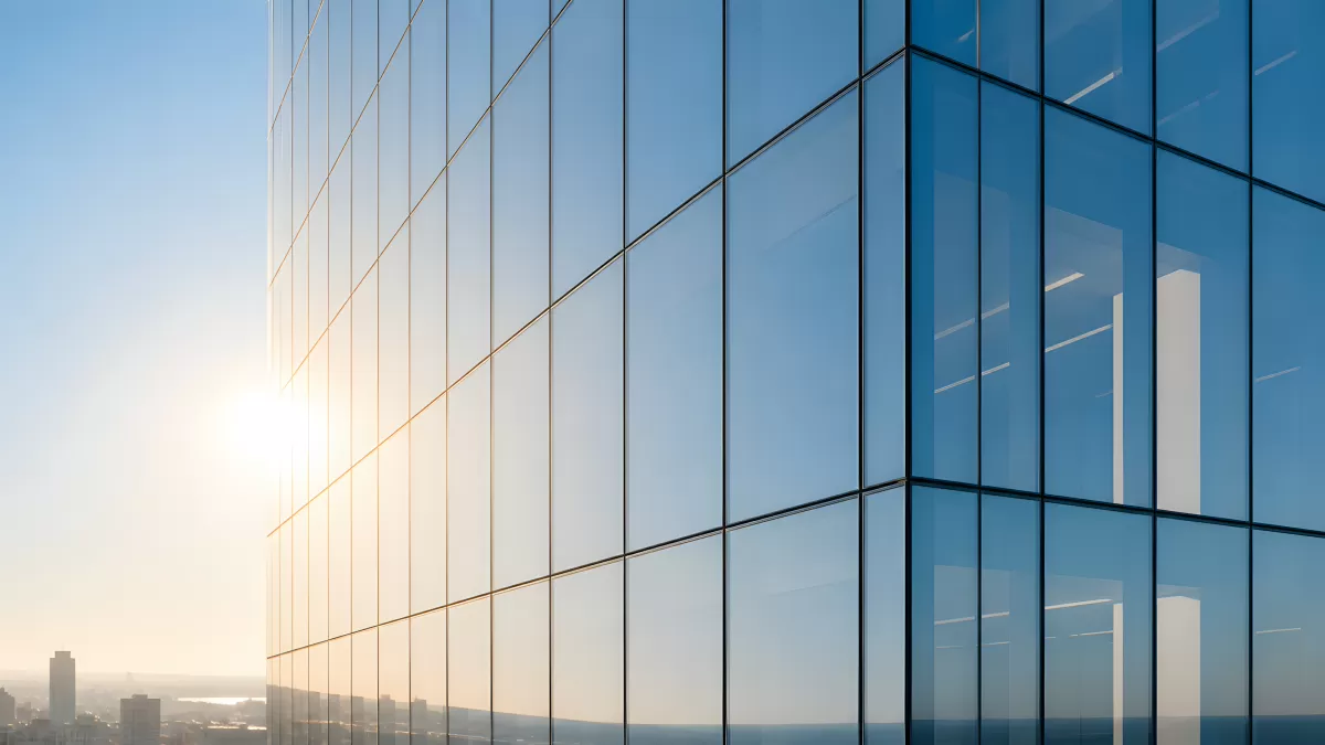 Moderne Glasfassade eines Hochhauses im Sonnenlicht