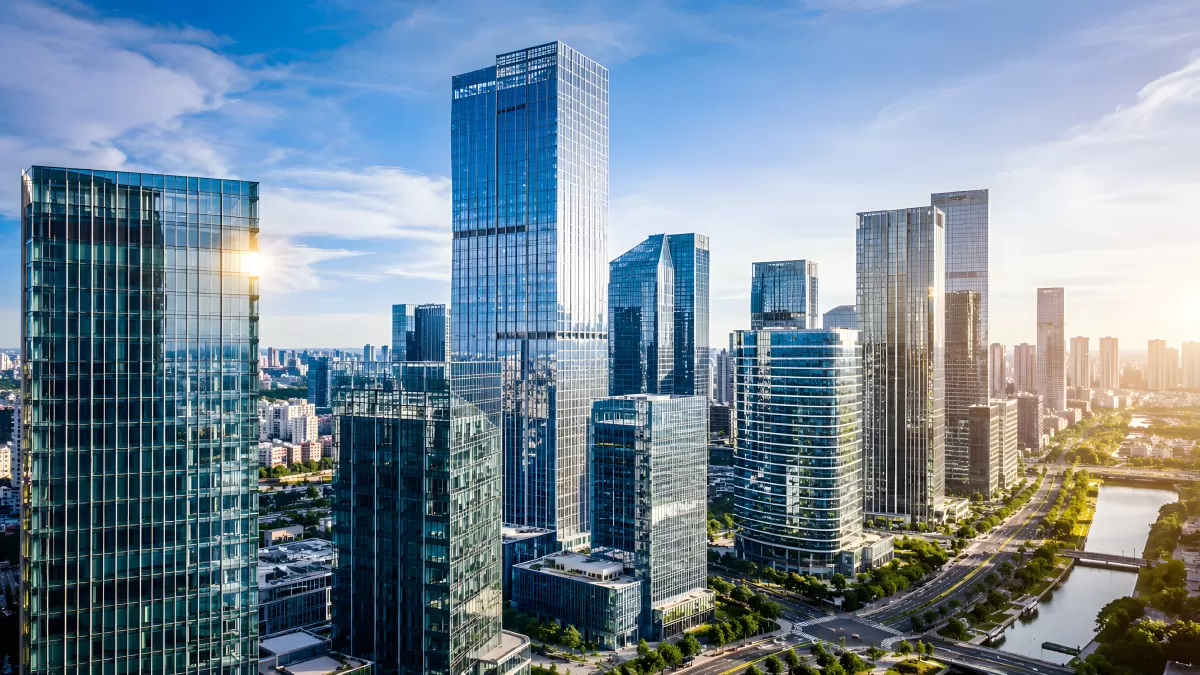 Moderne Hochhäuser einer asiatischen Metropole im Sonnenlicht
