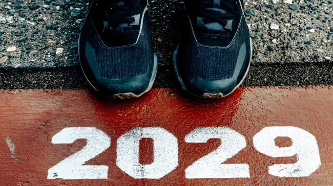 Moderne Laufschuhe mit Jahreszahl 2029 auf Laufbahn