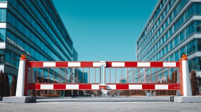 Moderne Straßensperre vor Bürogebäudenfassade