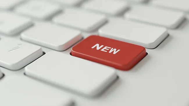 Moderne weiße Tastatur mit hervorgehobener 'Neu'-Taste