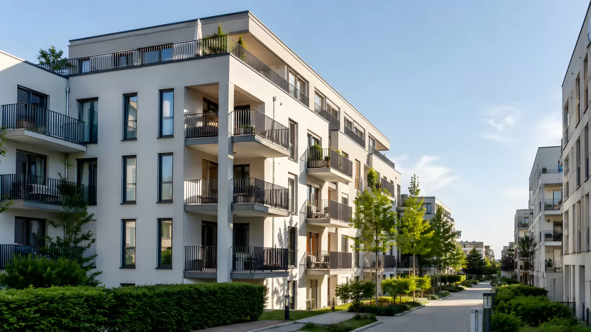 Moderne Wohnanlage mit Balkonen und Grünanlagen