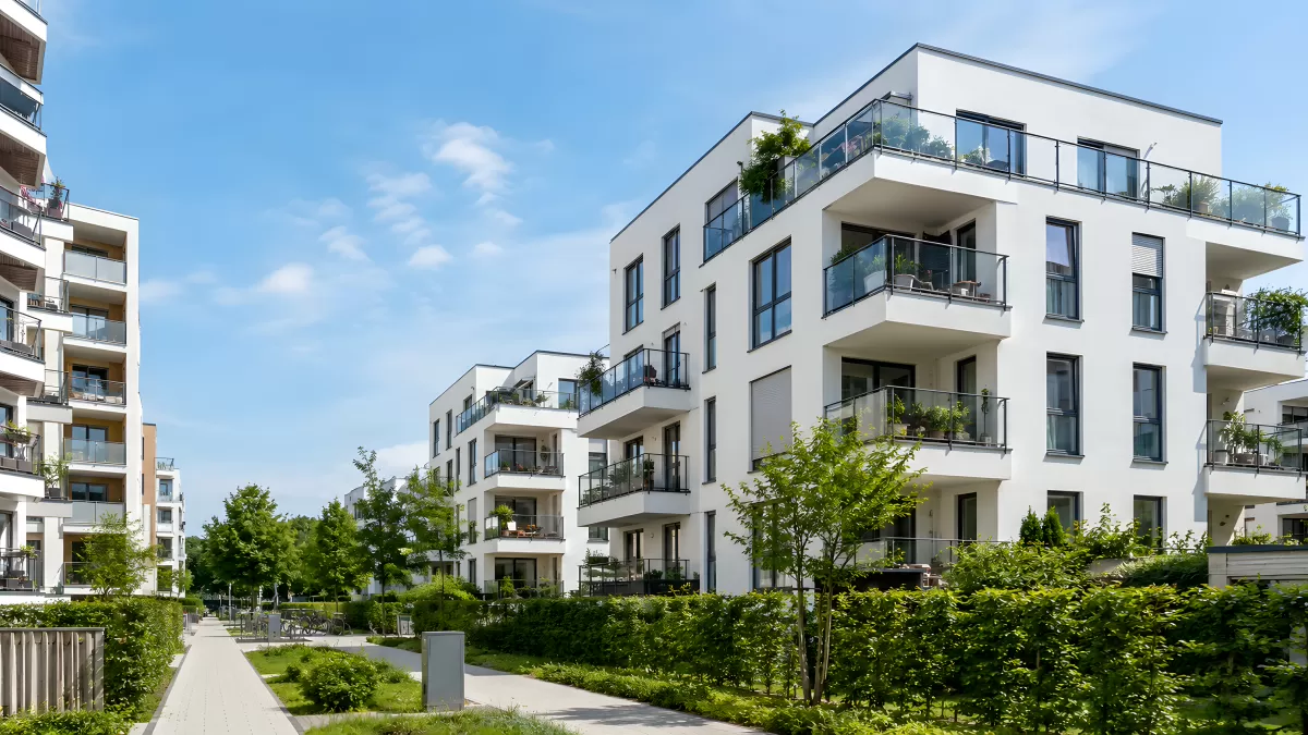 Moderne Wohnanlage mit Grünanlagen und Balkonen