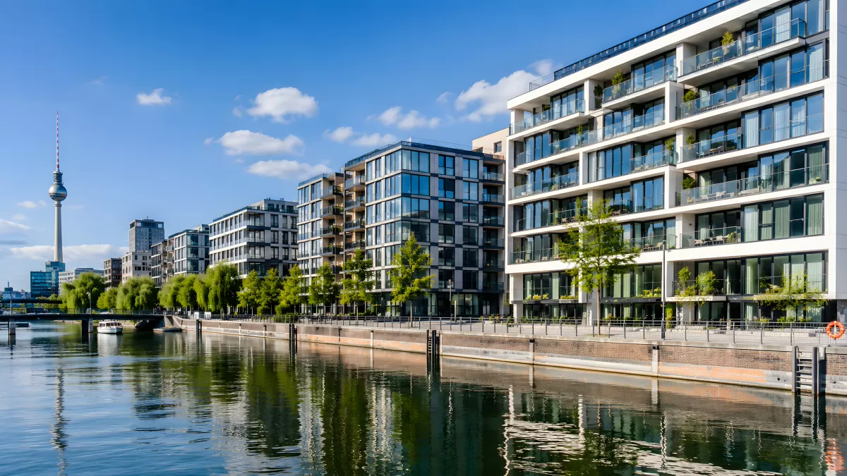 Moderne Wohngebäude am Berliner Spreeufer mit Fernsehturm — Bild kostenlos herunterladen