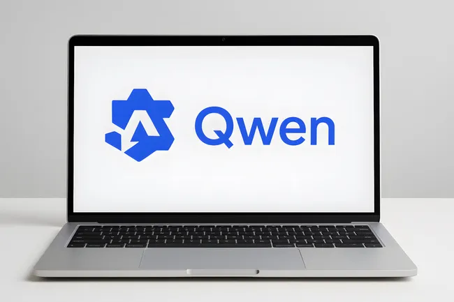 Moderner Laptop mit Qwen-Logo in heller Umgebung