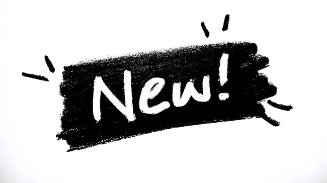 Moderner Schriftzug 'New' in weißer Kreide auf schwarzer Tafel