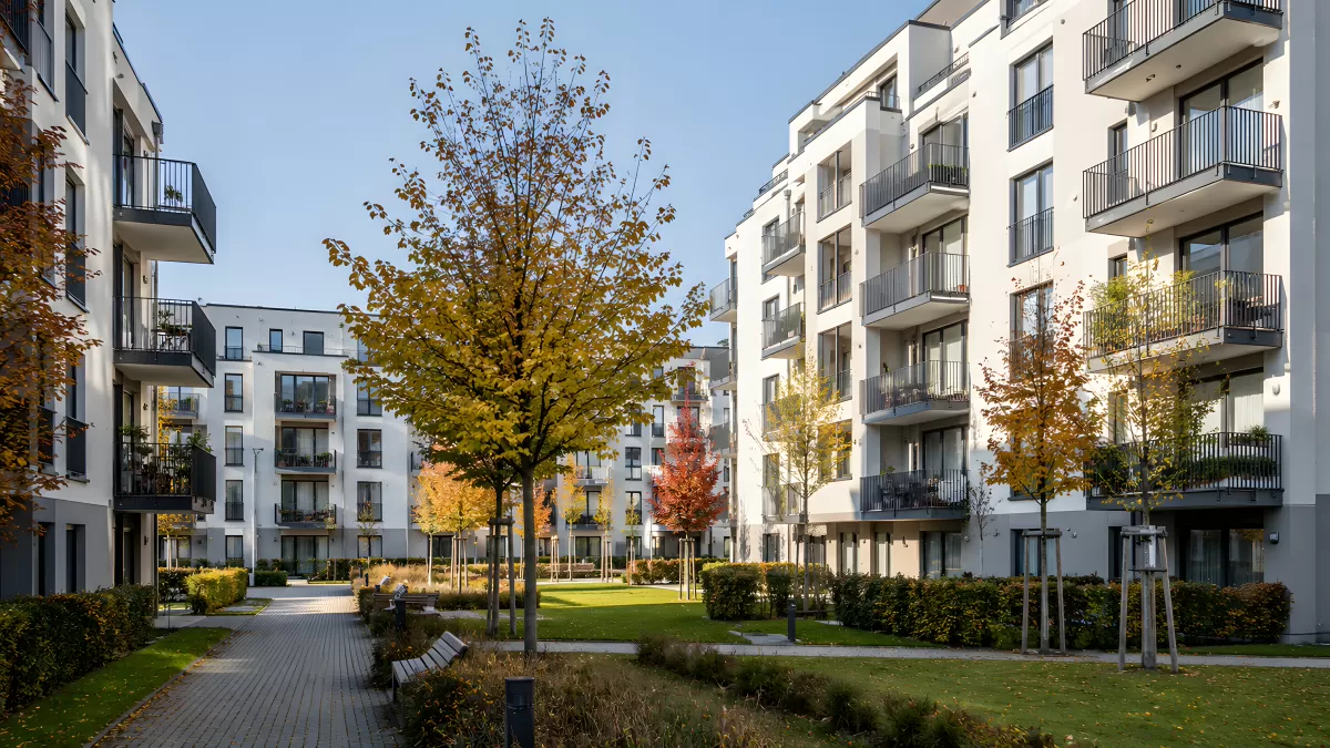 Moderner Wohnkomplex mit Innenhof im Herbst