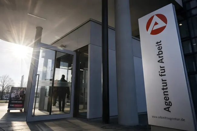 Modernes Arbeitsamt-Gebäude mit Eingangsschild