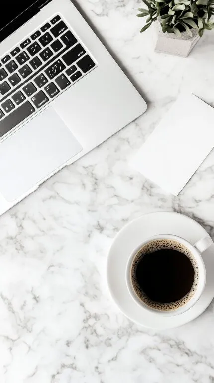 Modernes Arbeitsplatz-Arrangement mit Laptop und Kaffee