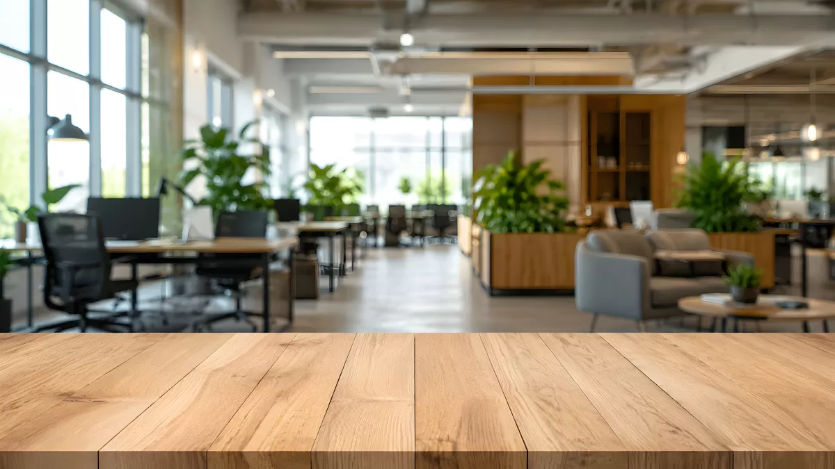 Modernes Büro mit Holztisch im Vordergrund