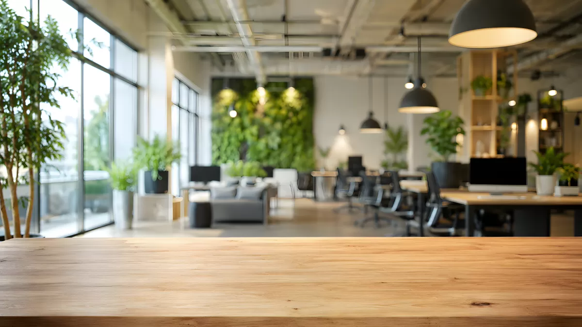 Modernes Büro mit Holztisch und Grünpflanzen
