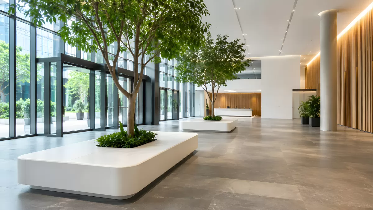Modernes Bürogebäude-Foyer mit Bäumen und Naturlicht