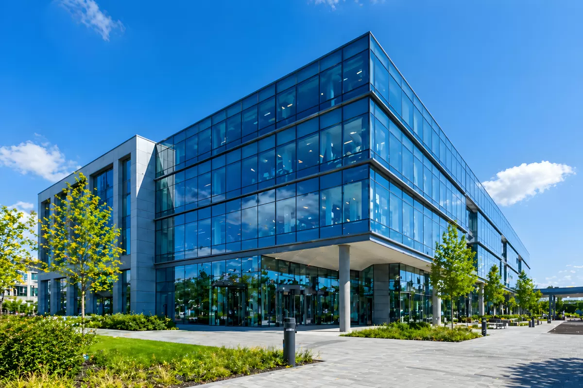 Modernes Bürogebäude mit Glasfassade im Sonnenlicht