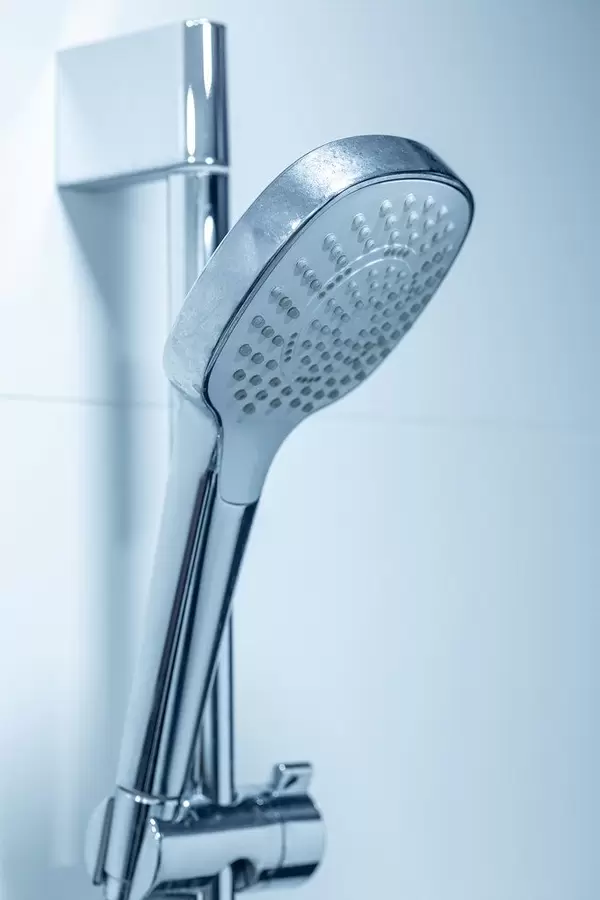 Modernes Duschwandsystem mit Duschkopfhalterung