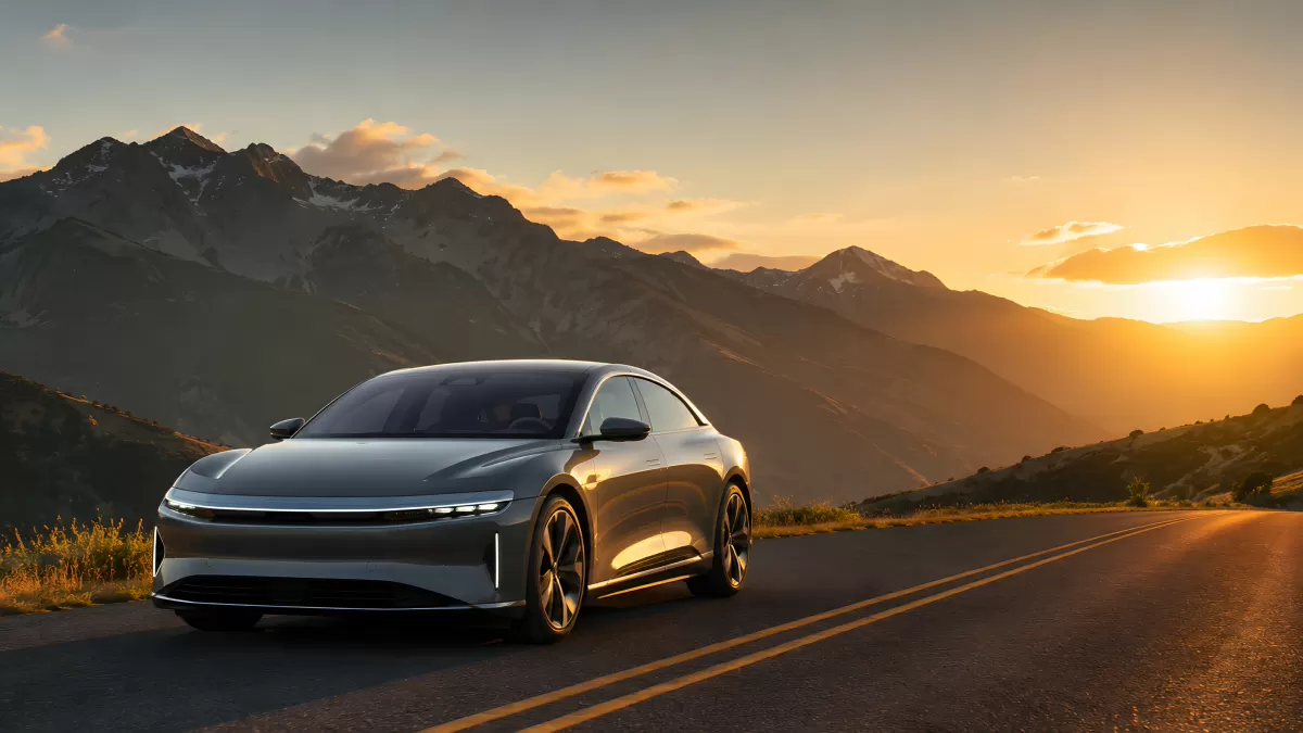 Modernes Elektroauto auf Bergstraße im Sonnenuntergang