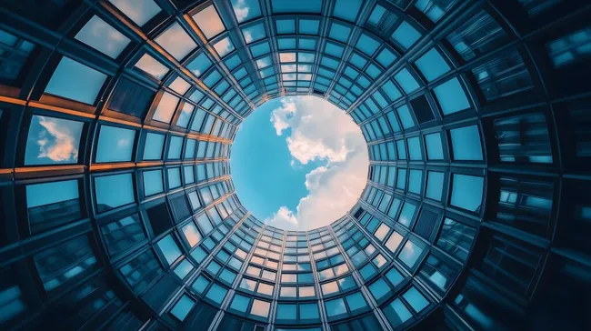 Modernes Glasatrium mit Panorama-Blick