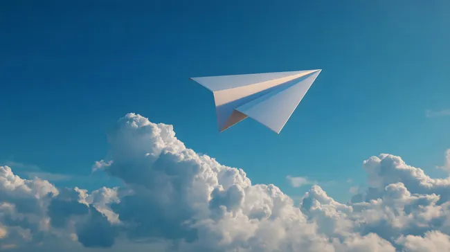 Modernes Papierflugzeug über Wolkenmeer