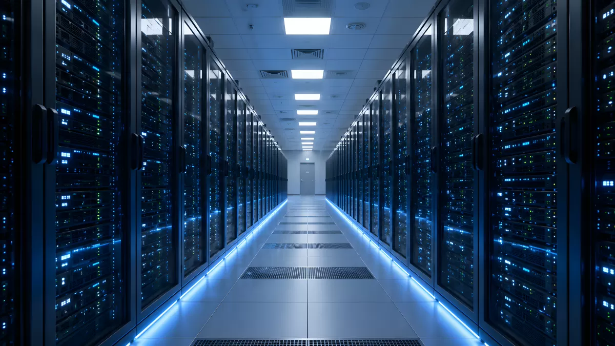 Modernes Rechenzentrum mit beleuchteten Serverracks