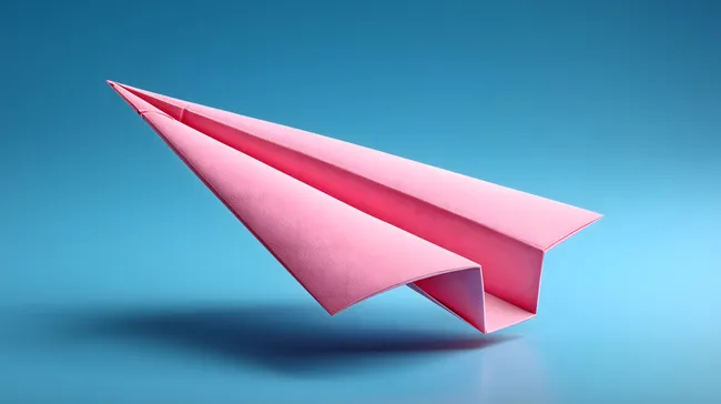 Modernes rosa Papierflugzeug vor blauem Himmel