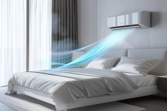 Modernes Schlafzimmer mit Klimaanlage und Fensterblick