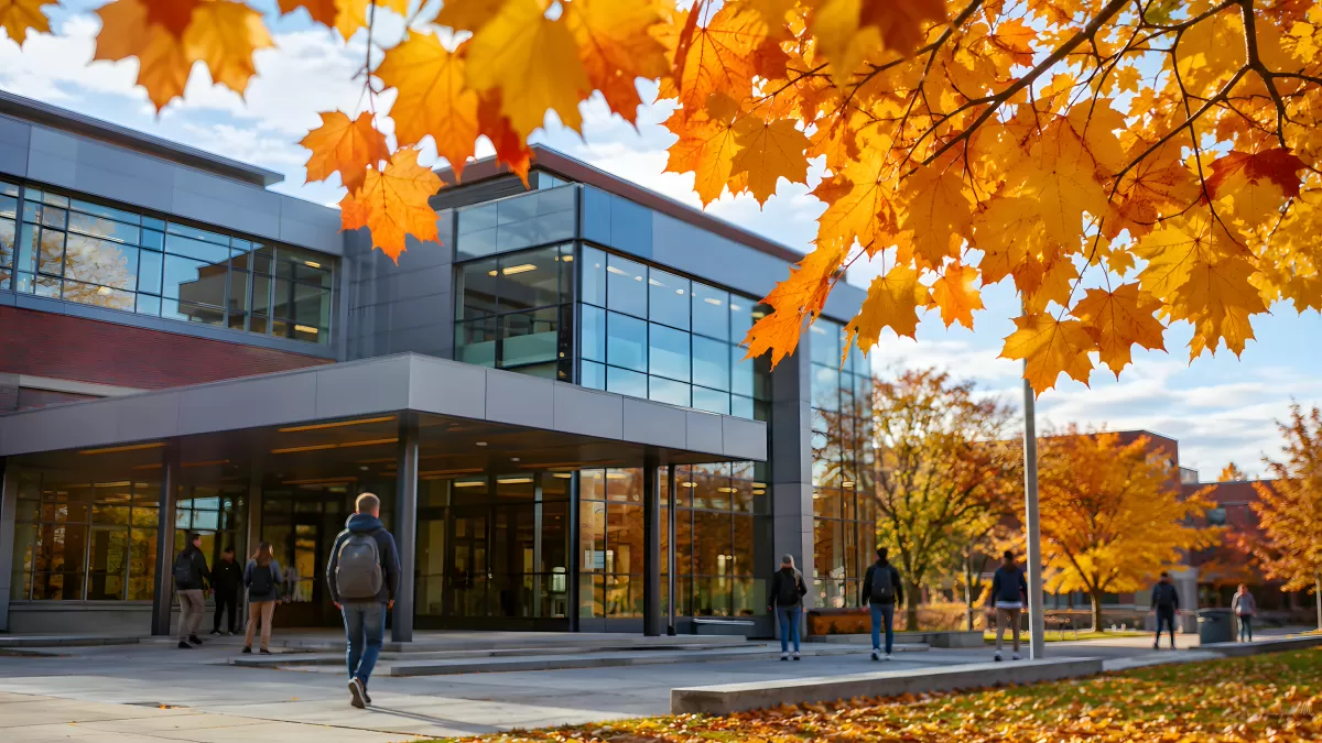 Modernes Universitätsgebäude im goldenen Herbst