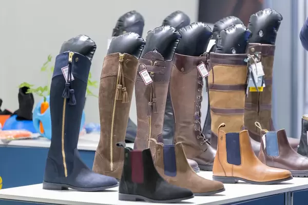 Modische Reitstiefel und Chelseaboots