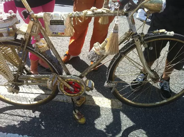 Modisches, quasi-vergoldetes Fahrrad