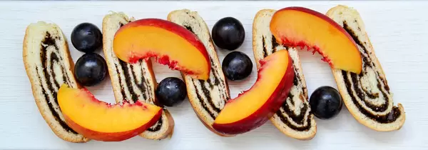 Mohnkuchen mit Früchten