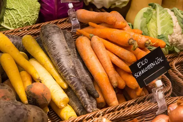 Möhrenvielfalt: Gelbe, orangene und violette  Karotten