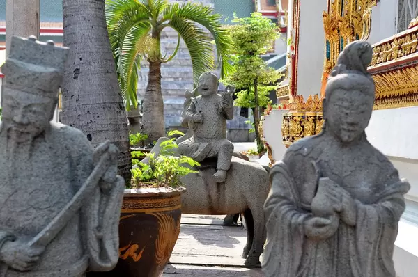 Mönch-Statuen vor dem Buddha-Tempels Wat Po in Bangkok