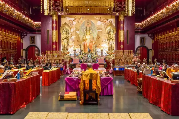 Mönche im Budda-Tempel Singapur