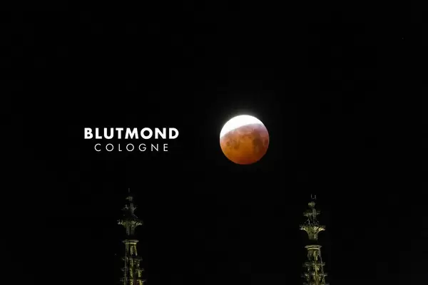 Mondfinsternis und Blutmond über dem Kölner Dom - Bloodmoon in Cologne, Germany