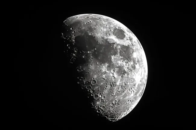 Mondhälfte im Nachtlicht